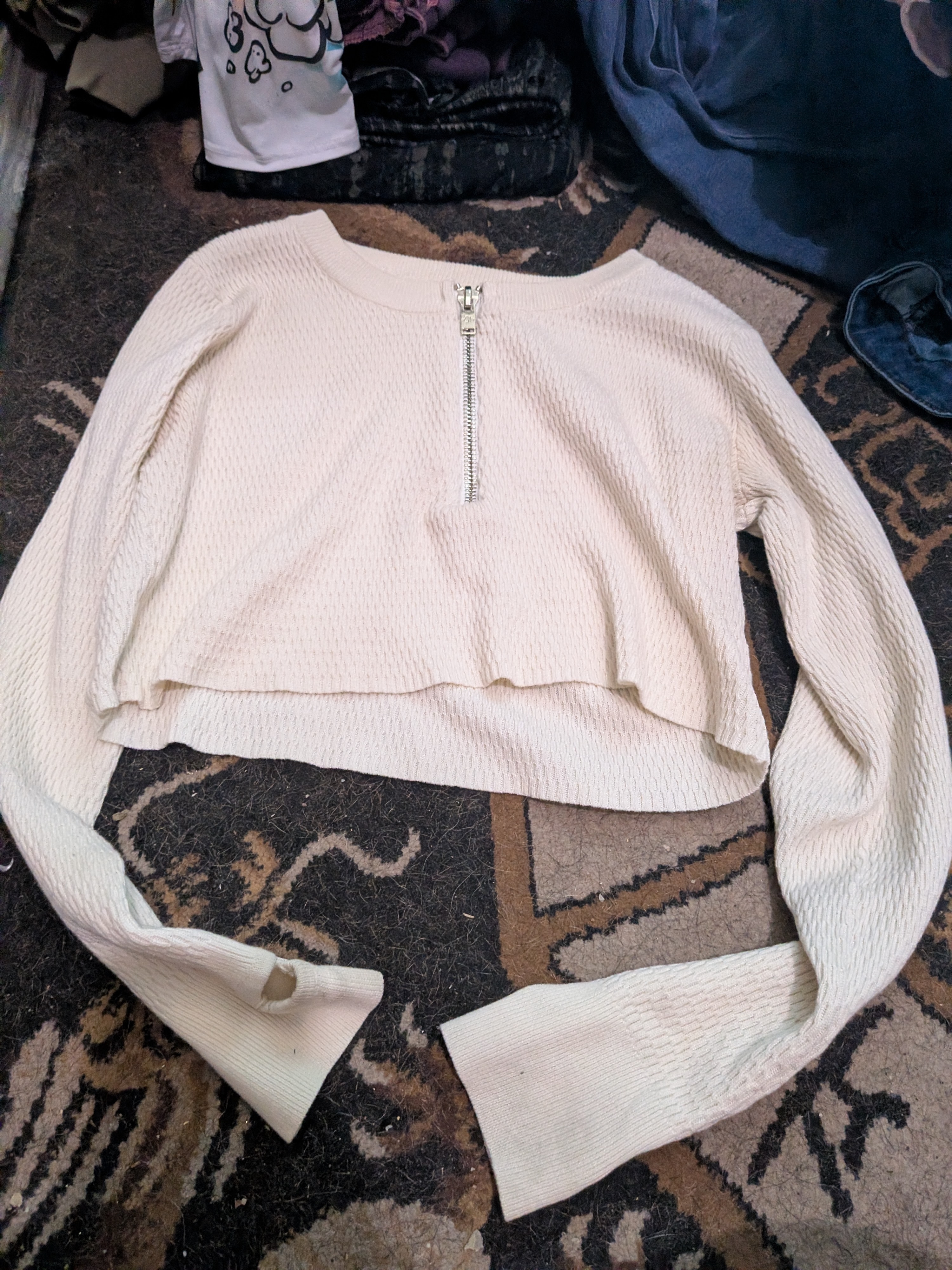 Cropped Cream Knit Long-Sleeve Crop Top With Front Zip